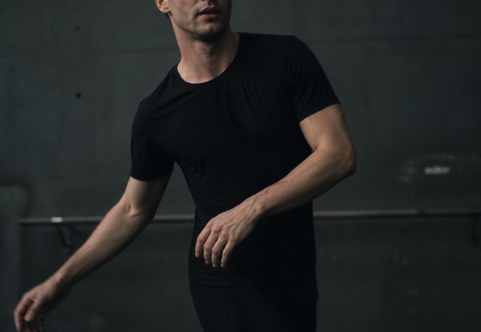 Model moving in the Willwear slim fit t-shirt